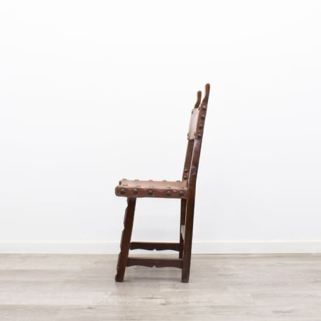 Silla de madera rústica