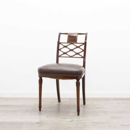 Silla clásica de madera con marquetería
