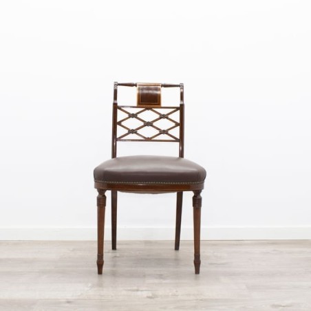 Silla clásica de madera con marquetería