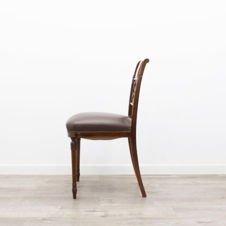Silla clásica de madera con marquetería