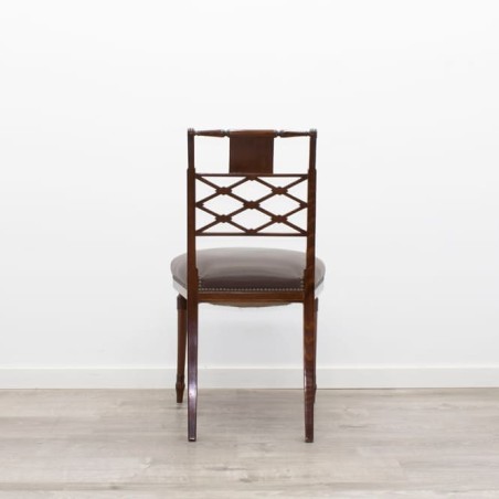 Silla clásica de madera con marquetería
