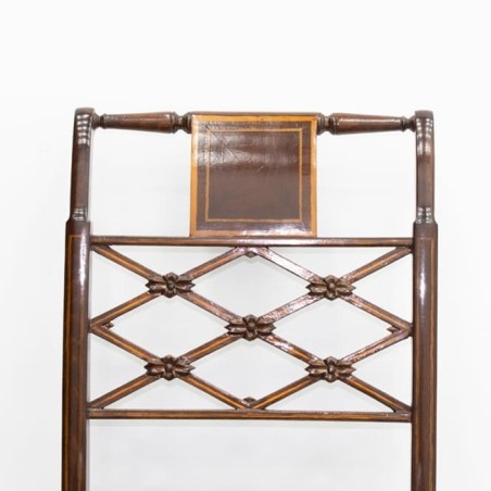 Silla clásica de madera con marquetería