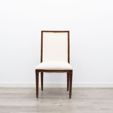 Silla clásica de madera tapizada en tela blanco roto