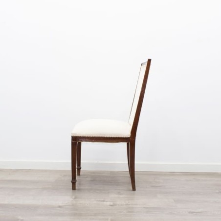Silla clásica de madera tapizada en tela blanco roto