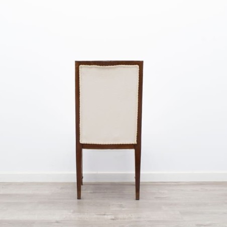 Silla clásica de madera tapizada en tela blanco roto