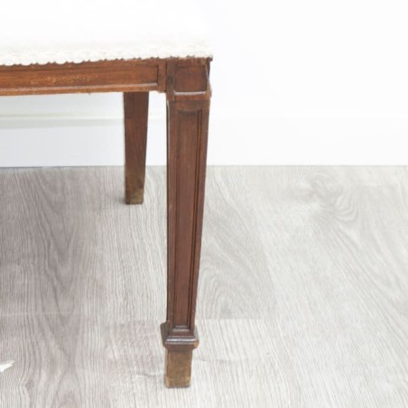 Silla clásica de madera tapizada en tela blanco roto