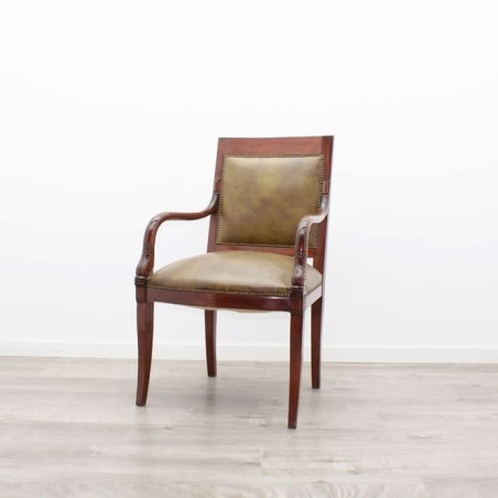 Silla clásica modelo Pez en piel musgo con brazos