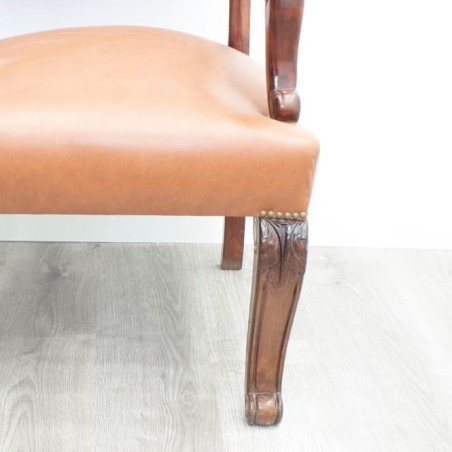 Silla clásica piel marrón con patas y respaldo tallados