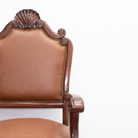 Silla clásica piel marrón con patas y respaldo tallado
