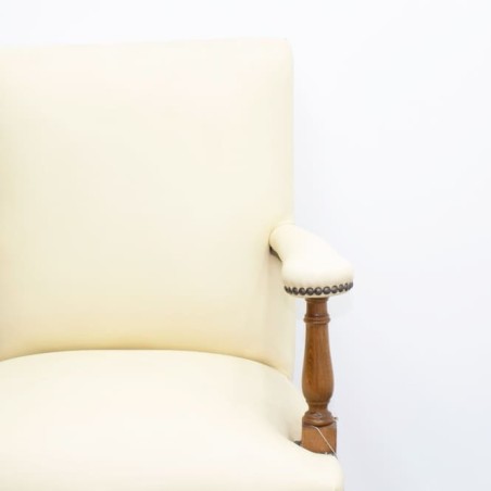 Sillón piel beige 4 patas de madera con tachuelas