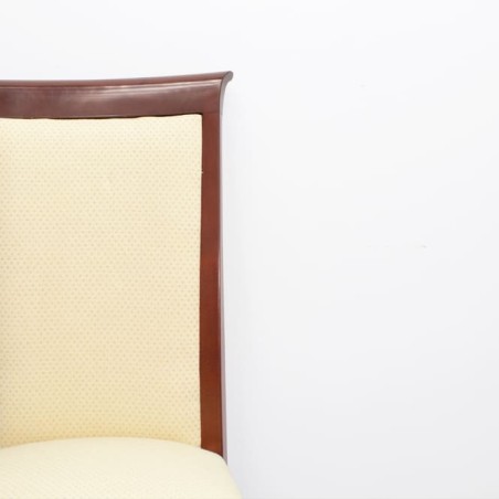 Silla clásica de madera nogal tapizado amarillo