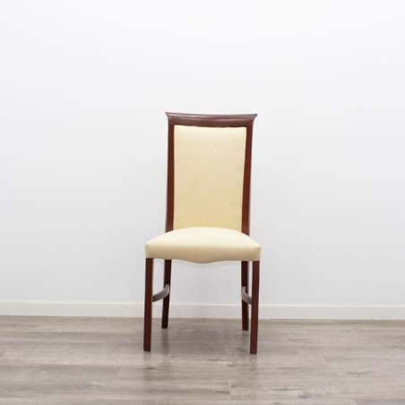 Silla clásica de madera nogal tapizado amarillo