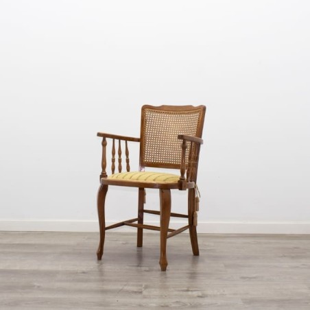 Butaca clásica con respaldo rejilla y asiento amarillo