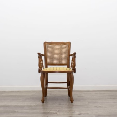 Butaca clásica con respaldo rejilla y asiento amarillo