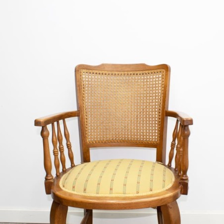 Butaca clásica con respaldo rejilla y asiento amarillo