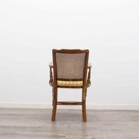 Butaca clásica con respaldo rejilla y asiento amarillo
