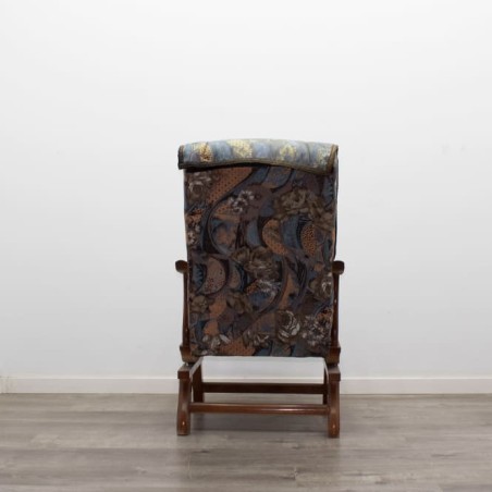 Mecedora de madera con estampado floral