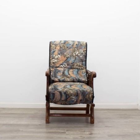 Mecedora de madera con estampado floral