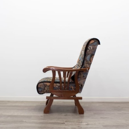 Mecedora de madera con estampado floral