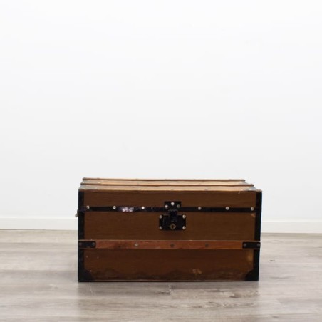 Baúl de madera con tachuelas