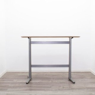 Mesa alta rectangular con tapa blanca y estructura gris