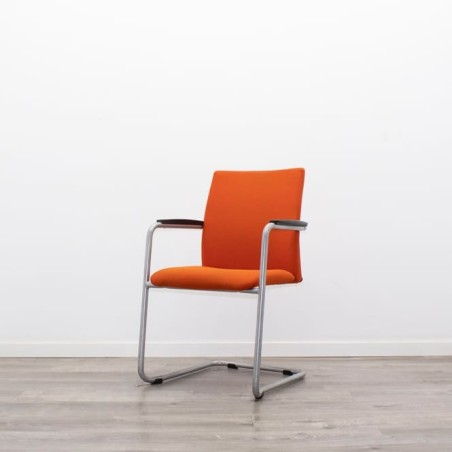 Silla confidente naranja y base patín gris