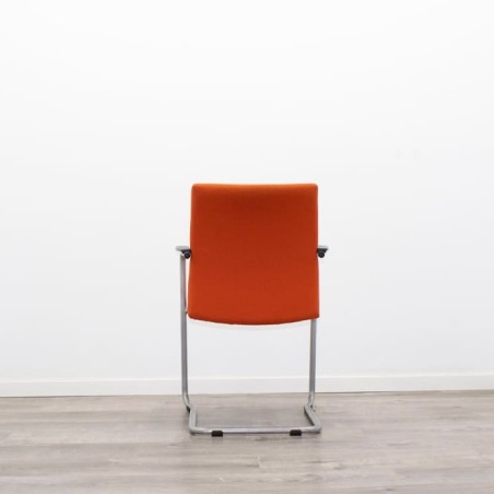 Silla confidente naranja y base patín gris