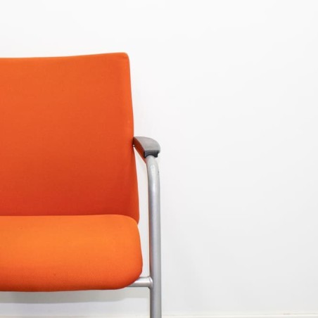 Silla confidente naranja y base patín gris