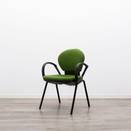 Silla confidente verde con brazos fijos negros