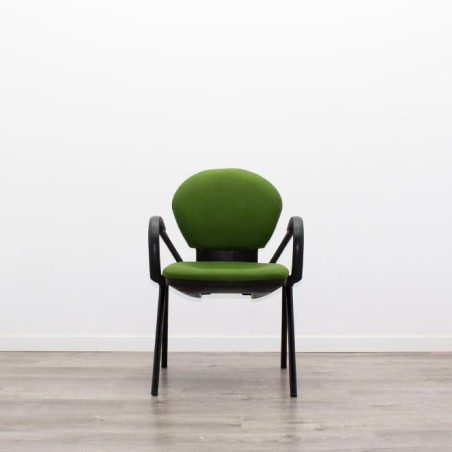 Silla confidente verde con brazos fijos negros