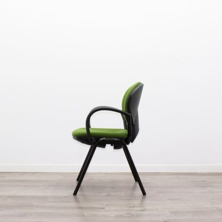 Silla confidente verde con brazos fijos negros