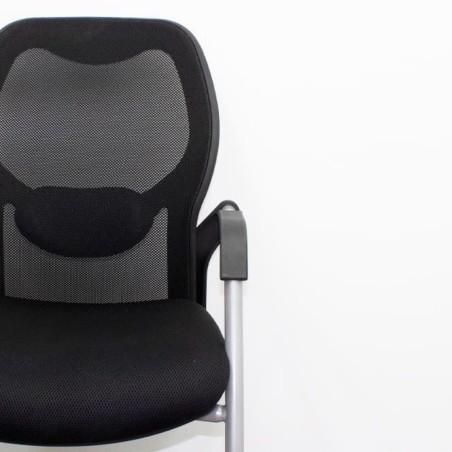 Silla confidente negra con respaldo en malla