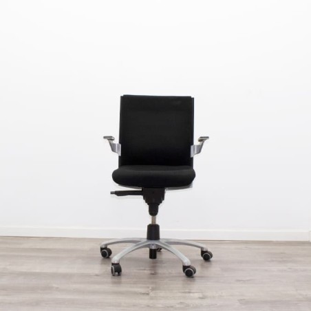 Silla operativa con respaldo alto y cojín lumbar