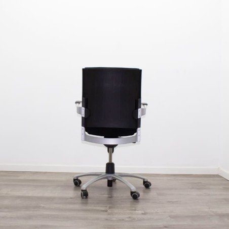 Silla operativa con respaldo alto y cojín lumbar