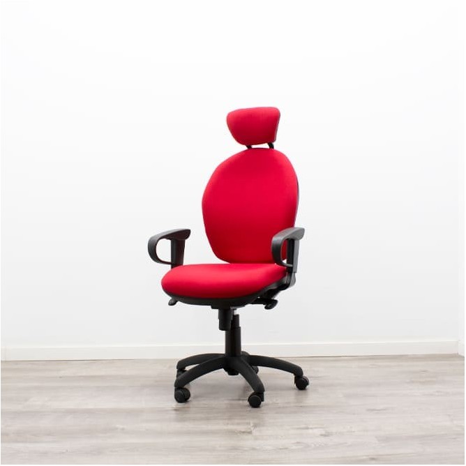 Silla operativa roja con reposacabezas