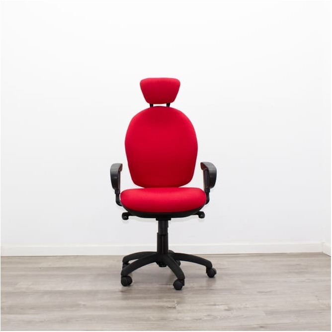 Silla operativa roja con reposacabezas