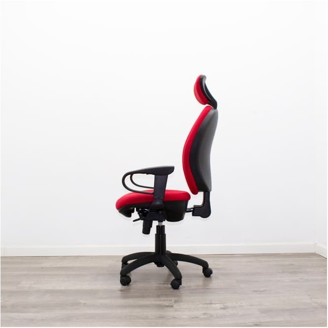 Silla operativa roja con reposacabezas