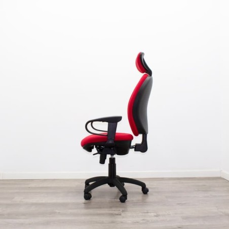 Silla operativa roja con reposacabezas