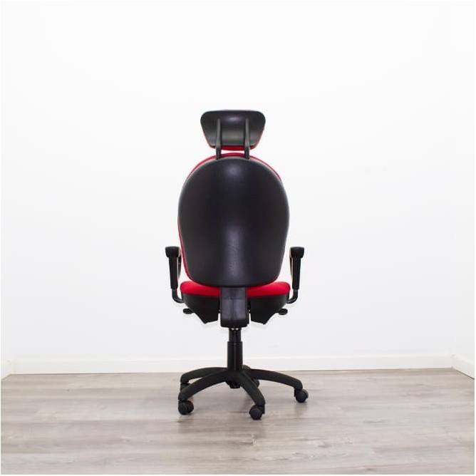 Silla operativa roja con reposacabezas