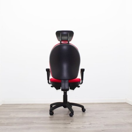 Silla operativa roja con reposacabezas