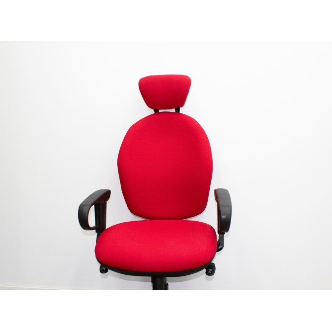 Silla operativa roja con reposacabezas