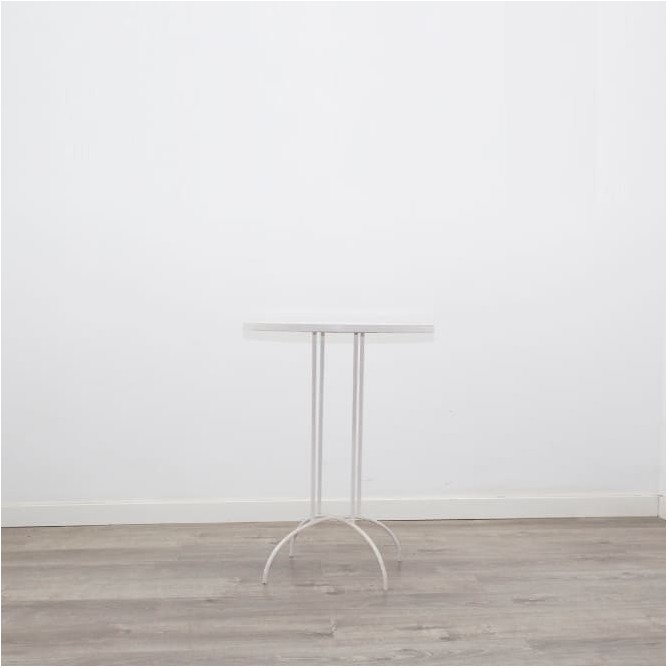 Mesa auxiliar con tapa blanca y estructura de forja