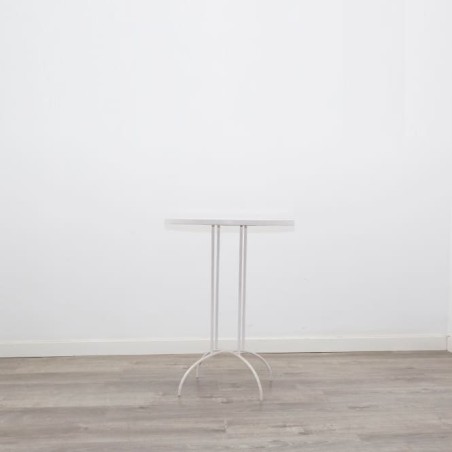 Mesa auxiliar con tapa blanca y estructura de forja