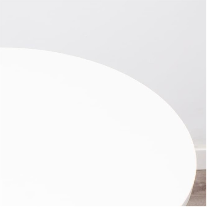 Mesa auxiliar con tapa blanca y estructura de forja