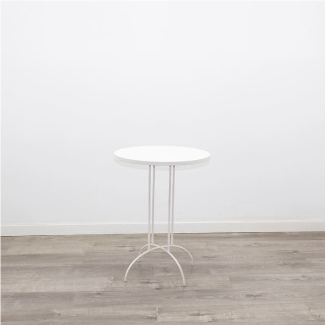 Mesa auxiliar con tapa blanca y estructura de forja