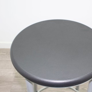 Taburete fijo con asiento negro y patas en gris