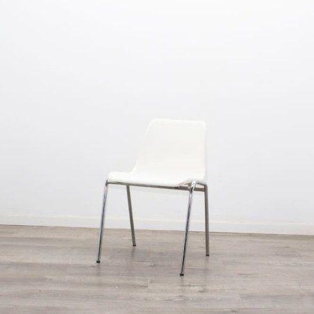 Silla colectividad con 4 patas metálicas en PVC blanco