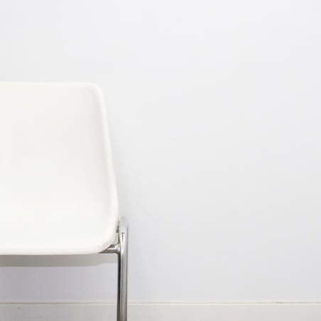 Silla colectividad con 4 patas metálicas en PVC blanco