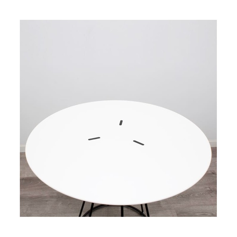 Mesa auxiliar base de hierro negro y tapa blanca de 80cm