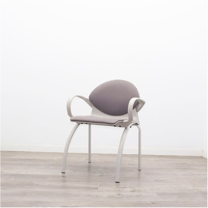 Silla confidente de 4 patas metálicas con tapizado gris